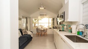 Réfrigérateur, micro-ondes, plaque de cuisson, cafetière/bouilloire