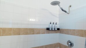 Douche, sèche-cheveux, serviettes fournies, savon