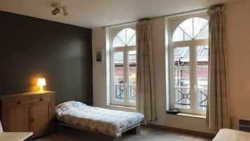 Tabla de planchar con plancha, wifi, ropa de cama