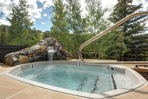 Outdoor spa tub - Spacious 3BR Condo Near Gondola + Full Kitchen (Keystone)