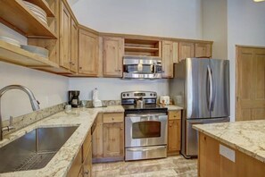 Fridge, microwave, oven, stovetop - Spacious 3BR Condo Near Gondola + Full Kitchen (Keystone)