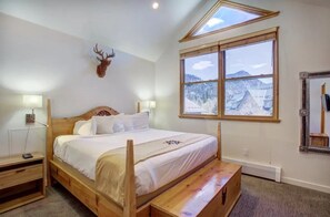 3 bedrooms, iron/ironing board, travel cot, free WiFi - Spacious 3BR Condo Near Gondola + Full Kitchen (Keystone)