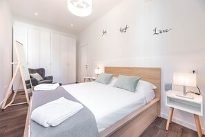 1 slaapkamer, een strijkplank/strijkijzer, wifi, beddengoed