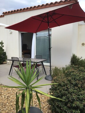 Outdoor dining - Pretty new 2** houseVery bright. With independent, fully enclosed garden. (ARGELES sur mer)