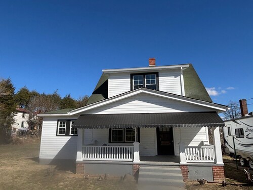 Charming/newly remodeled 3-bedroom house with WiFi and AC blocks from RU campus.