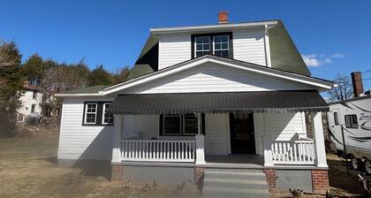 Charming/newly remodeled 3-bedroom house with WiFi and AC blocks from RU campus.