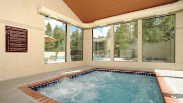 حمّام سباحة مُدفَّأ