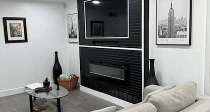 Beautiful Spacious 4-bedroom Home with RV Parking-Pets welcome