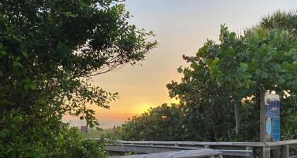 Spacious Waterfront 4+ bedroom Pool Home in delightful Rotonda West, FL