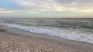 靠近海滩、沙滩椅、沙滩毛巾