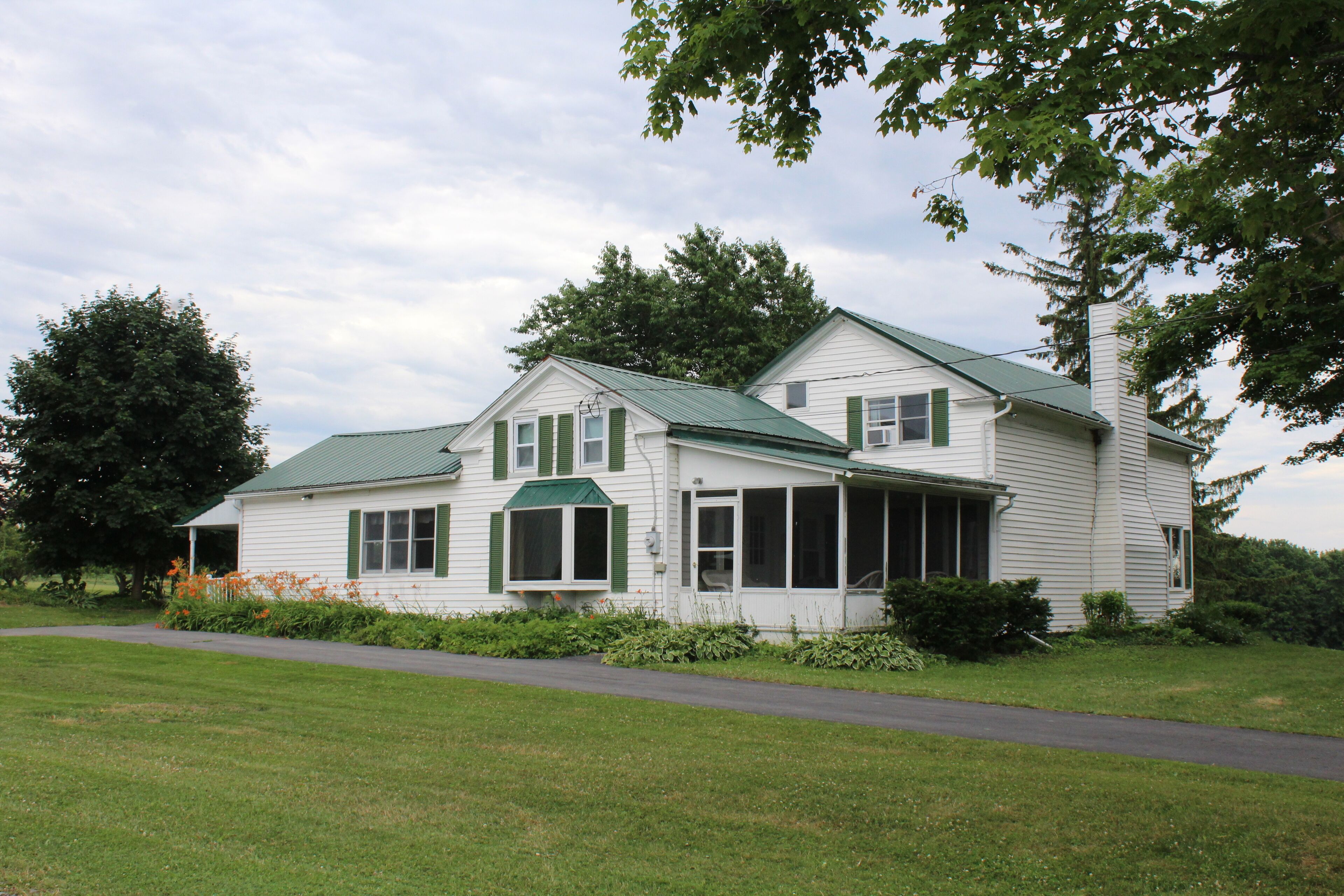 Charming 3-bedroom farmhouse just 5 minutes outside the village of Skaneateles.
