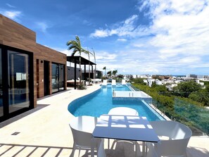 Una piscina al aire libre