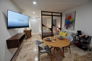 Standaard studio | Woonruimte | Een 50-inch smart-tv met digitale zenders