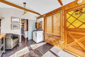 Interior - Snuggle Inn – A Romantic Couple’s Retreat! (Carmel-by-the-Sea)