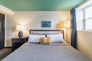 4 bedrooms, iron/ironing board, WiFi, bed sheets - The Broasis at Wrigley (Chicago)