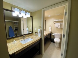 Amenidades de baño gratuitas, secadora de cabello, toallas, jabón 
