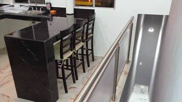 Loft familiar, varias camas, cocineta, vista a la ciudad | Cocina privada | Licuadora, batidora y toallas de papel