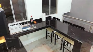 Loft família, várias camas, cozinha americana, vista para a cidade | Cozinha privada | Liquidificador, mixer de alimentos, toalhas de papel