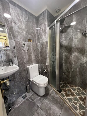 Habitación doble, 1 cama Queen size, baño privado, vista a la ciudad | Baño | Regadera, amenidades de baño gratuitas, secadora de cabello, toallas 
