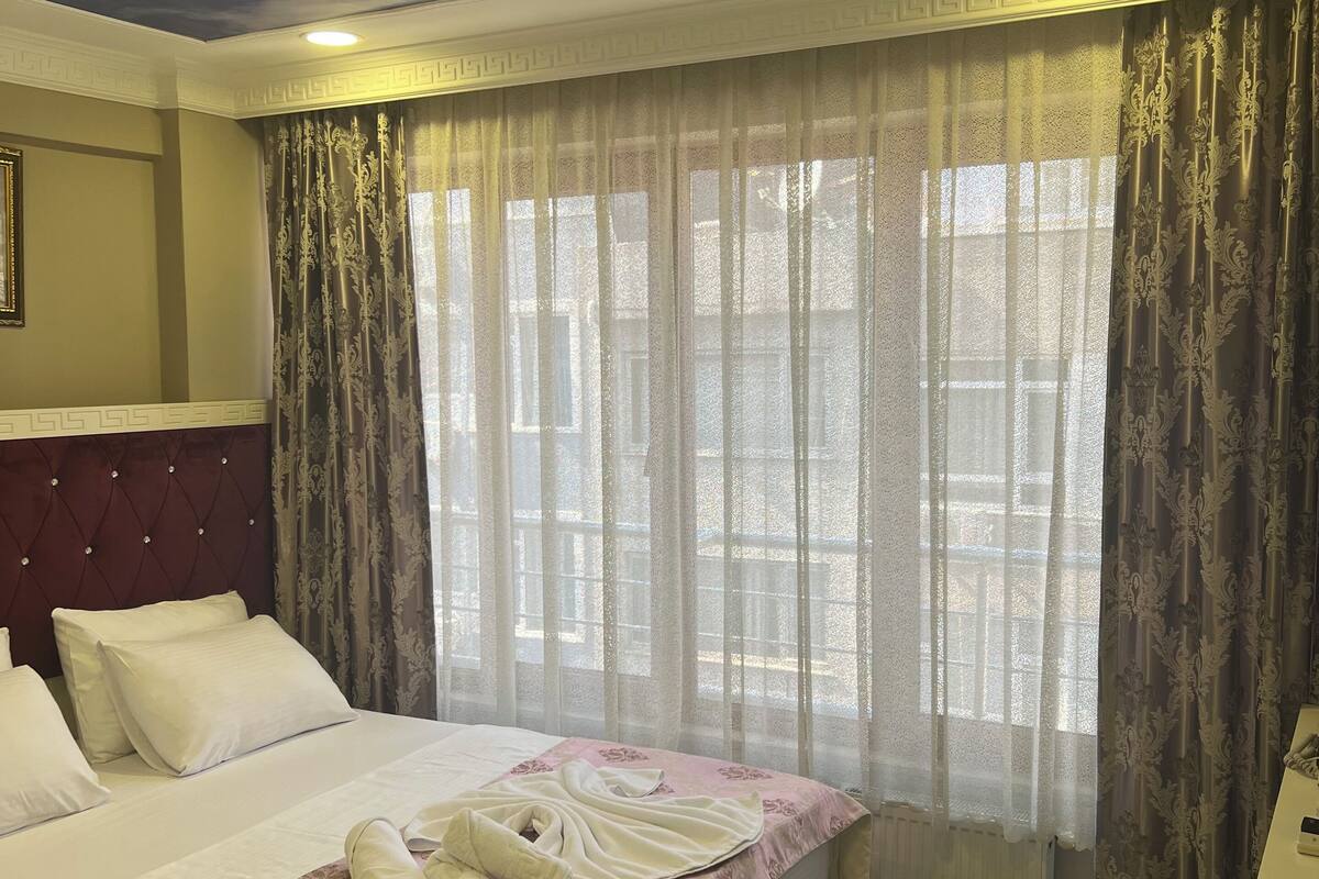 Habitación doble, 1 cama Queen size, baño privado, vista a la ciudad | Insonorización y wifi gratis