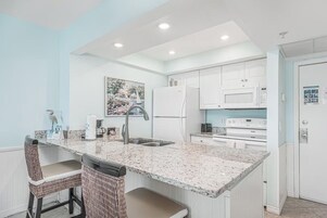 Refrigerador con freezer, microondas, horno, placa de cocina