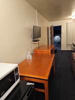 办公桌、免费 WiFi