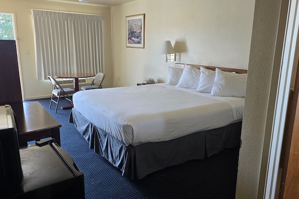 Standard Room, 1 King Bed, Non Smoking | Desk, free WiFi