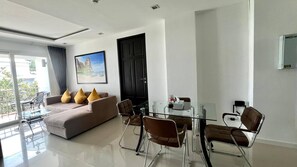 Apartment, 2 Schlafzimmer, barrierefrei, Balkon | Esszimmer