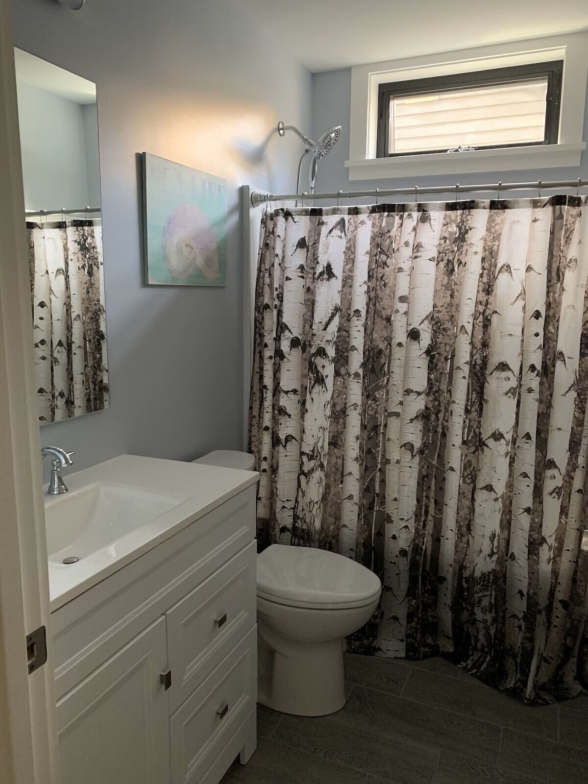 Duschwanne, Haartrockner, Handtücher, Shampoo