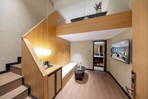 Design-Dreibettzimmer | Hochwertige Bettwaren, Schreibtisch, Verdunkelungsvorhänge