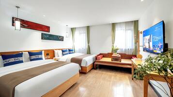 Kamar Quadruple Klasik | Seprai premium, meja kerja, tirai kedap cahaya, dan kedap suara