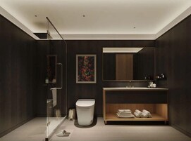 Classic-Vierbettzimmer | Badezimmer | Dusche, Regendusche, kostenlose Toilettenartikel, Haartrockner