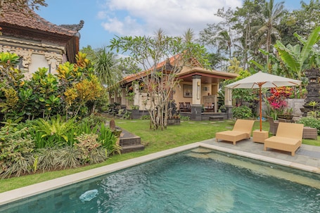 Una piscina al aire libre
