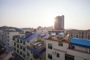 Un quartier résidentiel composé d’immeubles à plusieurs étages, dont certains sont dotés de balcons apparents et d’antennes paraboliques.