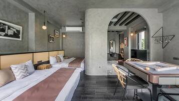 Una habitación de hotel moderna con dos camas, un escritorio y un ventanal grande.