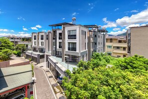 Exterior - Rolling Hills (Puli)