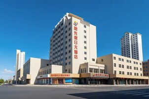 Un edificio de varios pisos con letreros que indican que es un hospital.
