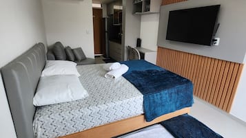 Estúdio família, vista para a cidade, ao lado da piscina | Espaço de trabalho para notebook, cortinas blackout