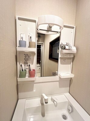 免費梳洗用品、風筒、提供毛巾、洗頭水