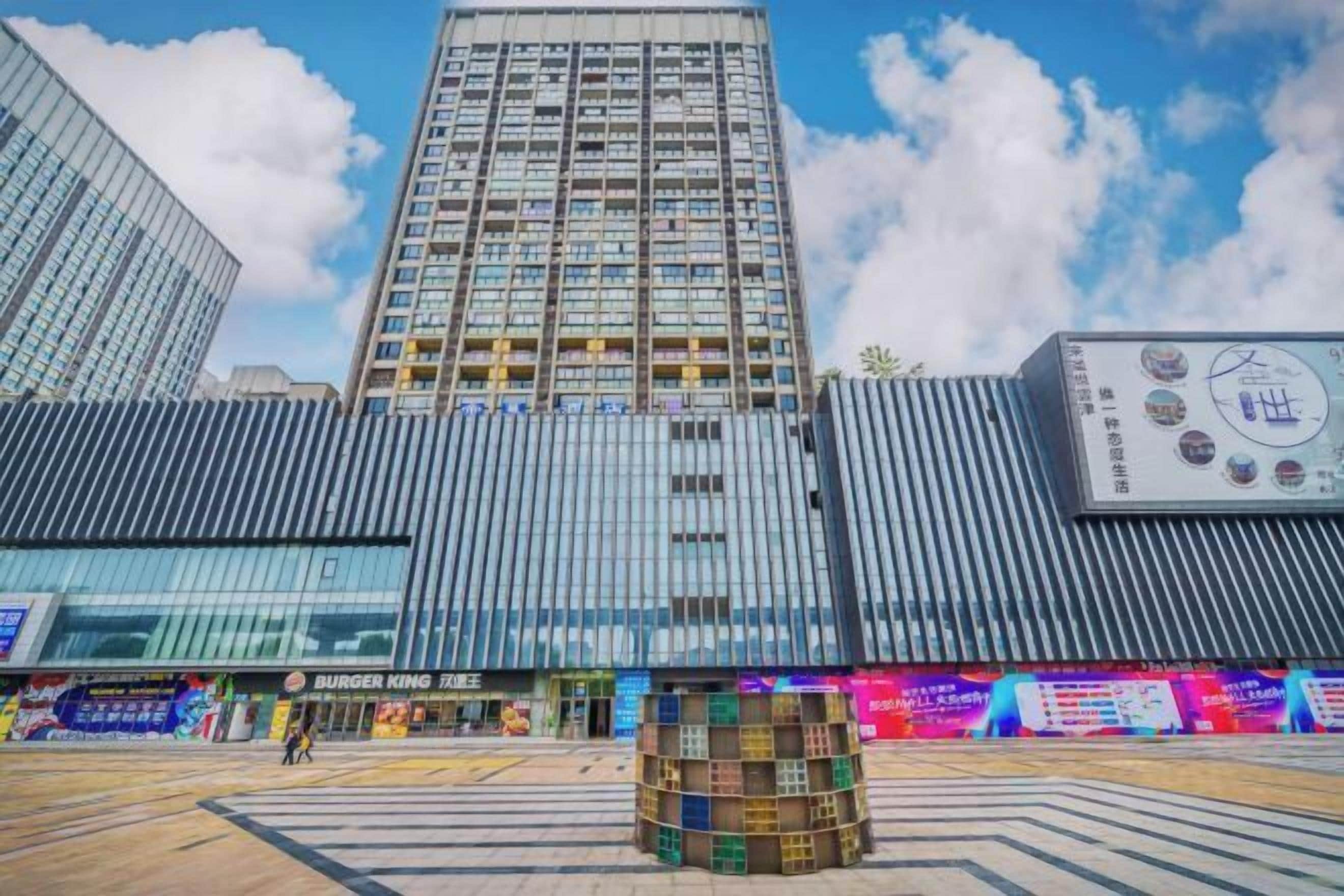 Un edificio moderno con un restaurante Burger King en la planta baja.