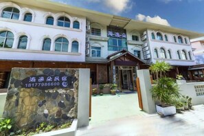 A hotel with a traditional architectural style, featuring multiple windows and a prominent entrance. - Beihai Yuhai Elegant Restaurant Hotel (Beihai International Passenger Transport Terminal) (Beihai)