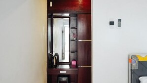 A room with a desk, chair, and a bed with a mattress and pillow. - RedDoorz Syariah near RSUD Mataram Lombok 2 (Mataram)