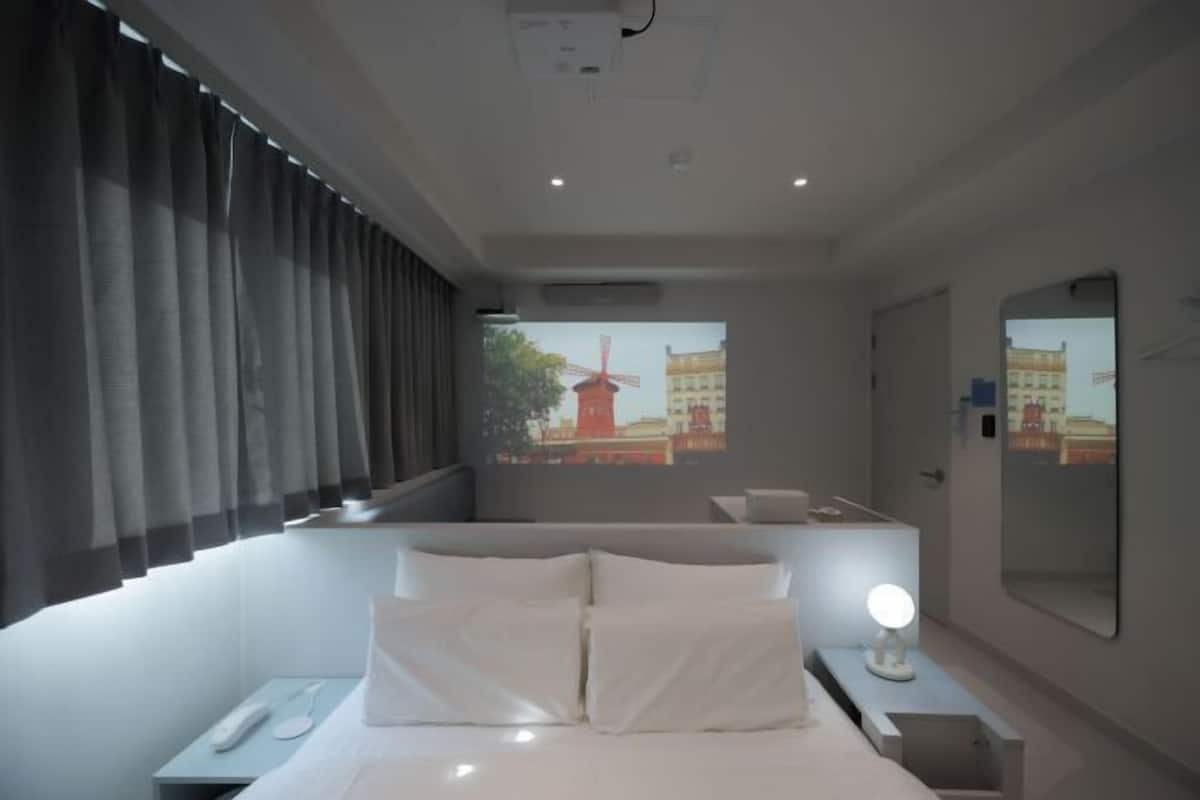 Free WiFi, bed sheets
