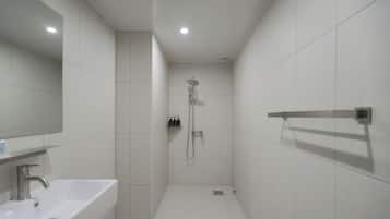 Standard Double Room | Bathroom