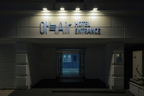 La entrada al Hotel Air, con un cartel sobre la puerta.