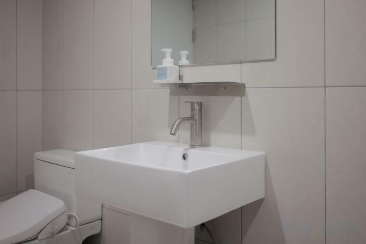Hair dryer, slippers, bidet, towels