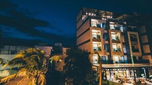 Ein mehrstöckiges Hotel mit modernem architektonischen Design, mit Balkonen und großen Fenstern.