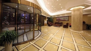 A lobby with a glass partition, a reception desk, and a seating area with sofas. - Siji Yucheng Boutique Hotel (Anji Jiuzhou Shopping Mall) (Anji)
