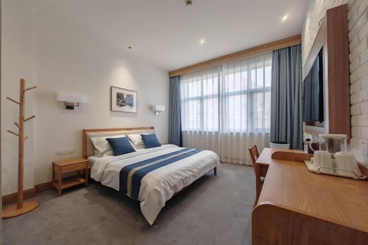 Queen Room With View