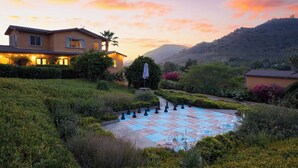 A house with a garden and a chessboard. - Keys Creek & Casita - Avantstay Sleeps 30 Estate Vineyard, Pool, Courts, Theater, Views (Valley Center)